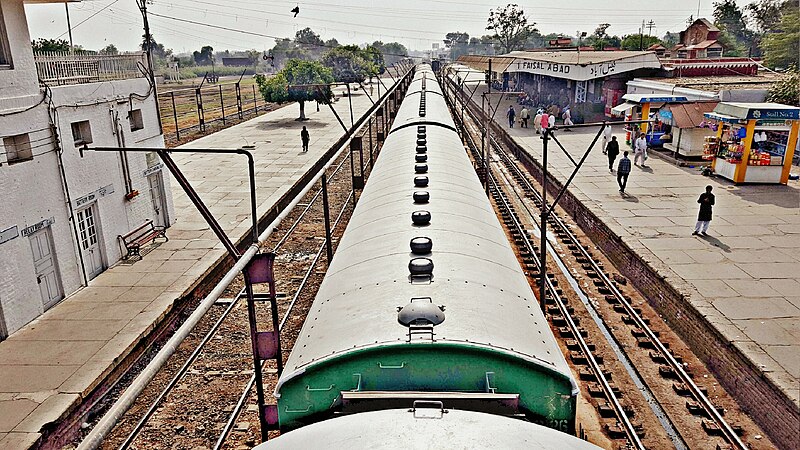 File:Faisalabad Railway Platform-Damn Cruze 2018.jpg