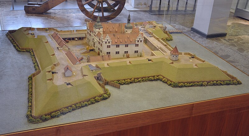 File:Festung Senftenberg Modell.jpg