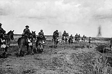 File-The Canadian Light Horse going into action at Vimy Ridge, April 1917 La cavalerie legere canadienne avance sur la crete de Vimy, avril 1917 A001111.jpg