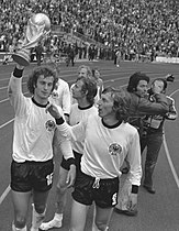 1974 Dünya Kupası'nda şampiyonluğa ulaşan Batı Alman oyuncular, kupayla birlikte