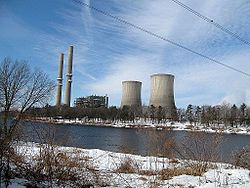 Foul Rift'in güney ucundan Martins Creek Elektrik Santrali ve Delaware Nehri'nin görünümü