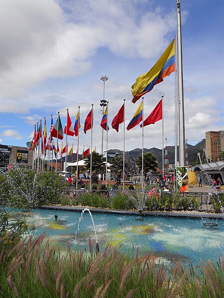 File:Fuente y banderas en Corferias.JPG