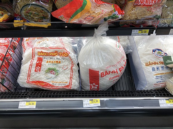 Bags of bánh phở tươi at an American grocery store