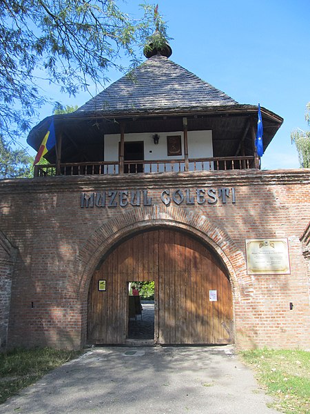 File:Gate tower (Golești Museum, Romania).01.jpg