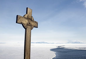 Croix commémorative, monument historique de l'Antarctique érigé sur la péninsule de Hut Point à la suite du décès de George Vince en 1902, lors de l'expédition Discovery. (définition réelle 2 904 × 2 000)