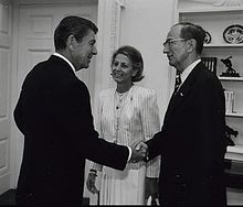 George W. Landau a Ronald Reagan 1982.jpg