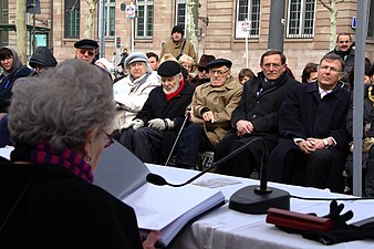 Gilbert May, entouré à sa droite par Léon Nisand et à sa gauche Robert Hermann, adjoint au maire de Strasbourg et Raphaël Nisand, maire de Schiltigheim, à l’occasion du Yom HaShoah le 7 avril 2013.