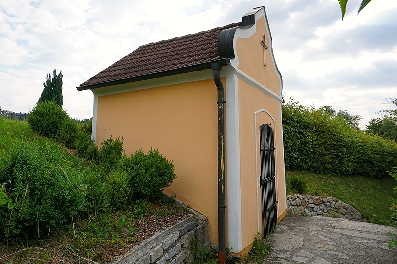 File:Grabkapelle Perg.jpg