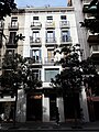 Gran de Gràcia 112, edifici amb protecció urbanística (nivell C) dins del conjunt del carrer Gran de Gràcia.