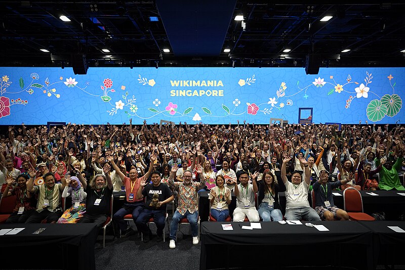 File:Group photo with raised hands Wikimania 2023.jpg