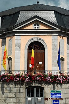 Vue détaillée de la porte cintrée.