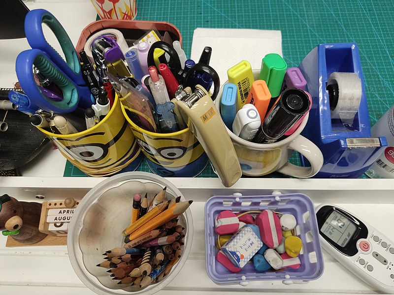 File:HK 文具 Stationery 筆筒 pen stand 膠紙座 tape stands 鉸剪 Scissors 鉛筆 pencil 水筆 螢光筆 Highlighter 擦紙膠 rubber 釘書機 Staplers 空調搖控器 air con remote controller May 2022 Px3.jpg