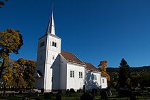 Foto einer weiß gestrichenen Holzkirche