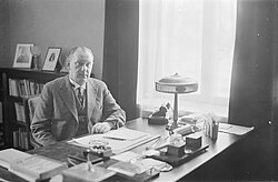 Kuva 1: Hans Rebane työpöytänsä äärellä Helsingissä helmikuussa 1934