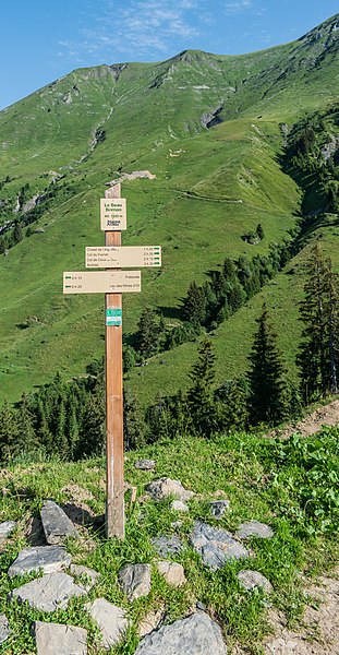 File:Hiking sign at Le Beau Bornon.jpg