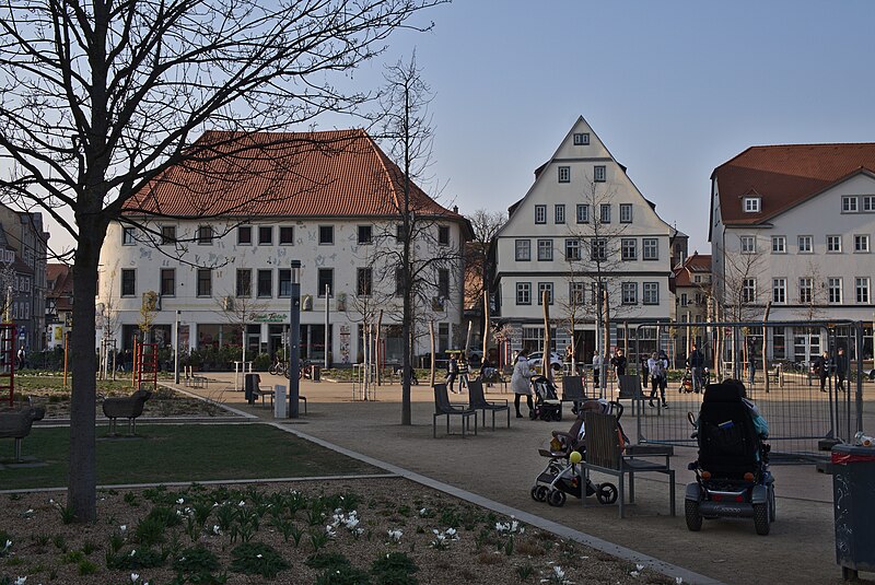 File:Hirschgarten in Erfurt seen from the Neuwerkstraße.jpg