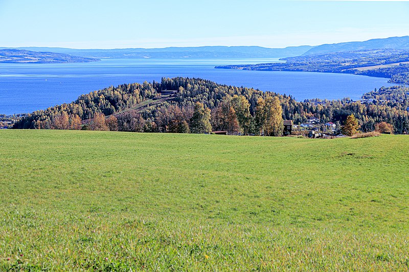 File:Hovdetoppen i Gjøvik med Mjøsa sett fra Eiktunet.jpg