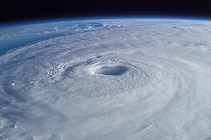 L'ouragan Isabel observé par l'astronaute Edward Tsang Lu de la Station spatiale internationale en septembre 2003. (définition réelle 3 032 × 2 007)