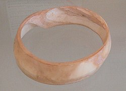Bracelet en coquillage mis au jour à Suse (Iran). Musée du Louvre.