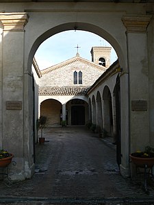 Intrarea porticului cu patru laturi din San Fortunato din Montefalco.JPG