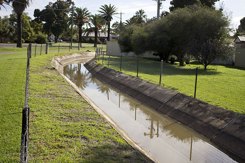 File:Irrigation channel along Yanco Ave in Leeton.jpg