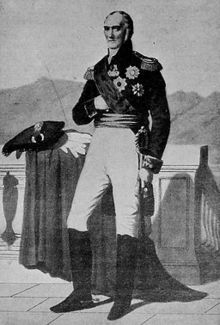 Retrato de corpo inteiro do general de Napoleão, sua mão no hábito, na frente de uma escada.