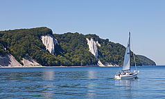 Parte de la costa de tiza con el mirador de Victoria y Koenigsstuhl visto desde el Mar Báltico