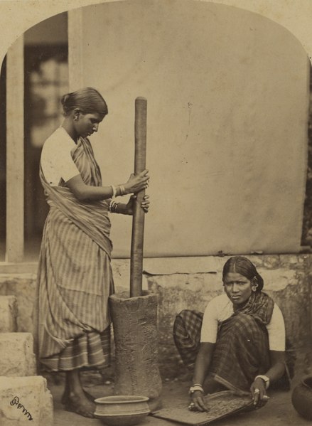 File:KITLV 90640 - Unknown - Klingalese women busy pounding of rice in India - Around 1890.tif