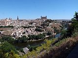 Ansicht von Toledo über Tajo, rechts Alcazar, links Kathedrale