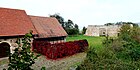 養蜂博物館（左手前）。右奥の石造の遺構は旧カルトゥジオ会エッペンベルク修道院跡