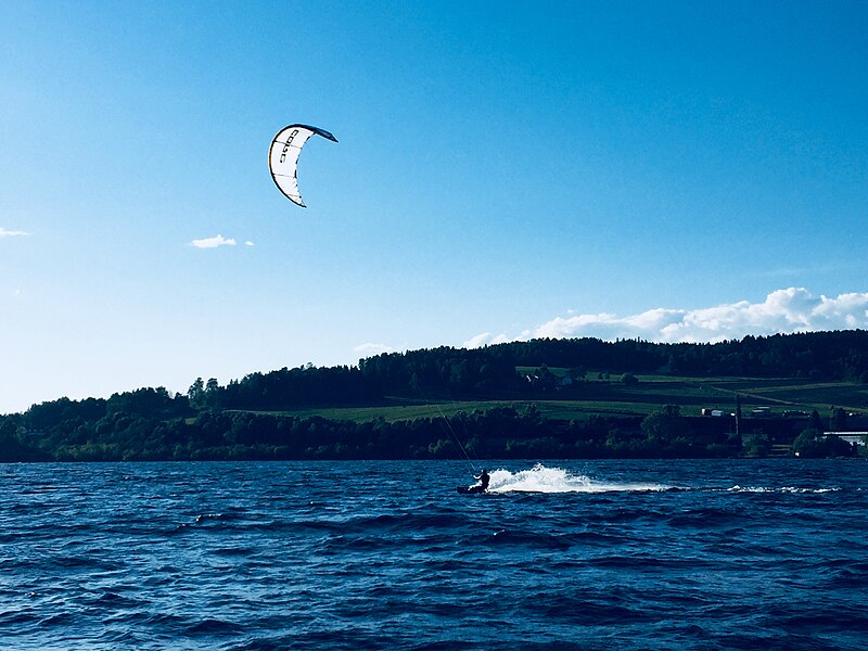 File:Kiteboarding i Tyrifjorden, 2018.jpg