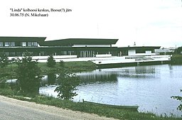 Dåvarande Linda kolchoscenter vid Boose järv 1975. Idag finns bland annat ett bibliotek och en livsmedelsbutik i byggnaden.