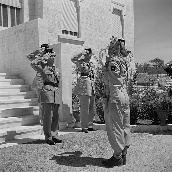 File:Koning Hussein met generaal Glubb en prins Nassar ben Jamil op trappen voor het , Bestanddeelnr 255-5074.jpg
