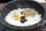 4. Dolsotbap – kokt ris i en stenskål (dolsot).