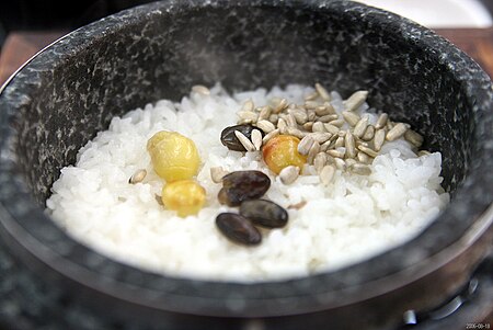Tập_tin:Korea-Icheon-Dolsotbap-Cooked_rice_in_a_stone_pot-01.jpg