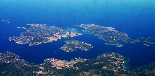 Luchtfoto van een deel van de Maddalena-archipel. Rechts is het hoofdeiland La Maddalena met daarop het gelijknamige havenstadje.