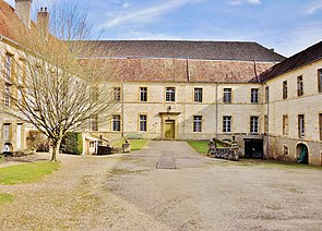 La Roche-Morey. Cour de l'ancien monastère Saint Servule. (1). 2014-03-11 (cropped).JPG