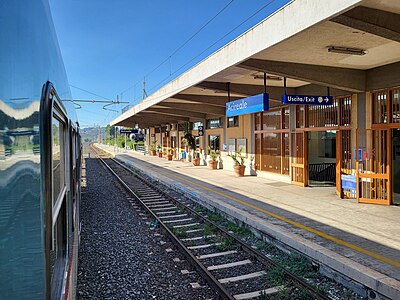 La stazione di Acireale, vista dall'automotrice storica FS ALn 668.3040 (serie ALn 668.3000), impiegata nell'espletamento del Treno del Pistacchio 96512 della Fondazione FS Italiane, 14 ottobre 2023.