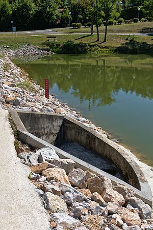 Français : Barrage du lac de Flourens.