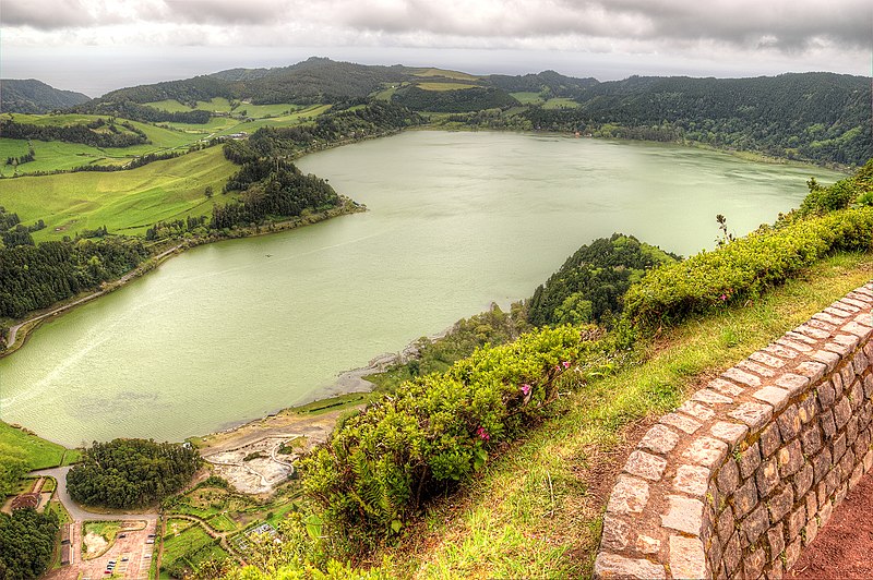 File:Lagoa das Furnas vista do Miradouro do Pico do Ferro.jpg