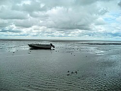 Un bote en el lago Hulan.