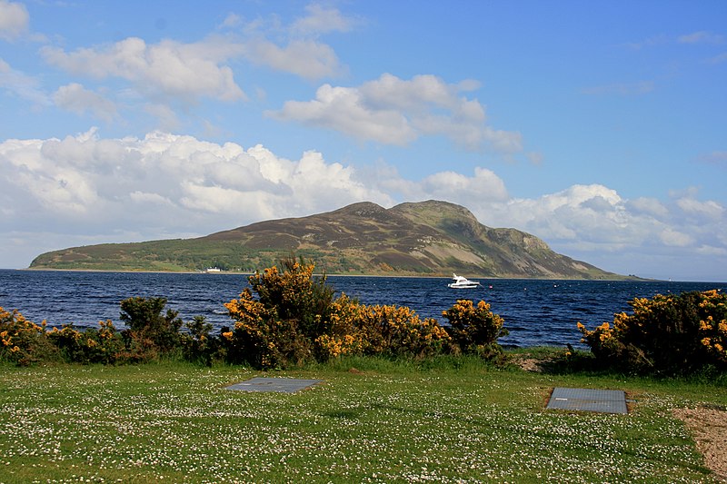 File:Lamlash bay and the Holy Isle, Arran 1.jpg