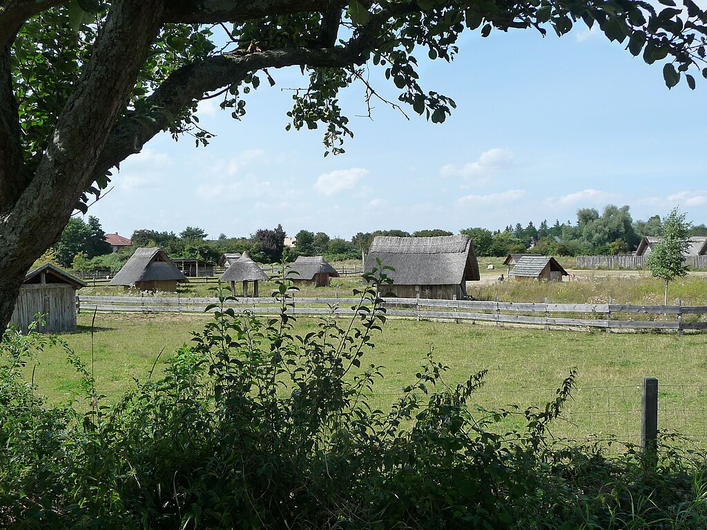 Rekonstruierte Hütten und Speicher im Freilichtlabor Lauresham (Weltkulturerbe Kloster Lorsch)