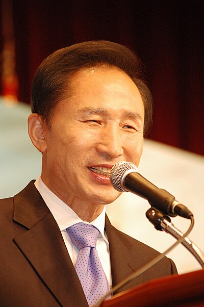 Lee Myung-bak speaking to public in 2007