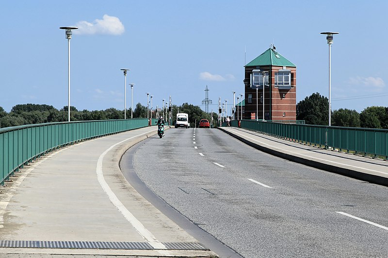 File:Leer - Emsstraße - Jann-Berghaus-Brücke 22 ies.jpg