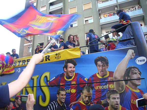 Milito (center) waves to fans during Barcelona's 2010–11 victory parade