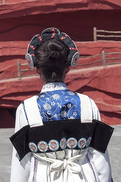 File:Lijiang Yunnan China-Traditional-clothing-of-a-Naxi-woman-01.jpg
