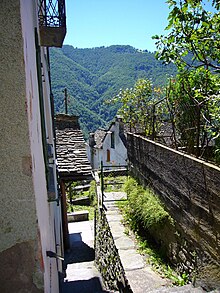 Datei:Loco,_Ticino_village.jpg