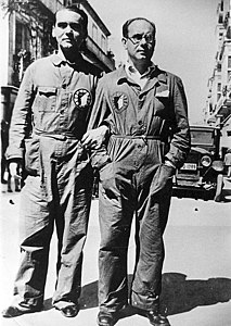 Lorca y Ugarte creadores de la Barraca, con el uniforme de la compañía, mono azul con la insignia diseñada por Benjamín Palencia. Vigo, agosto de 1932.jpg