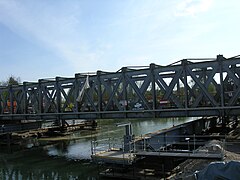 L'ancien pont ferroviaire sur la Seille.